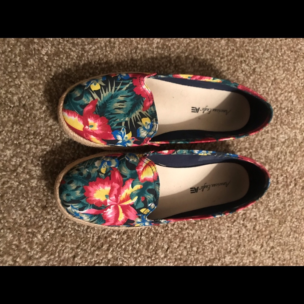 American Eagle size 8 cute flower print slip on